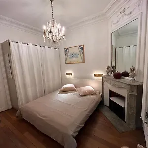 Séjour chez l'habitant Grande Privee Sur Jardin Arbore, Paris